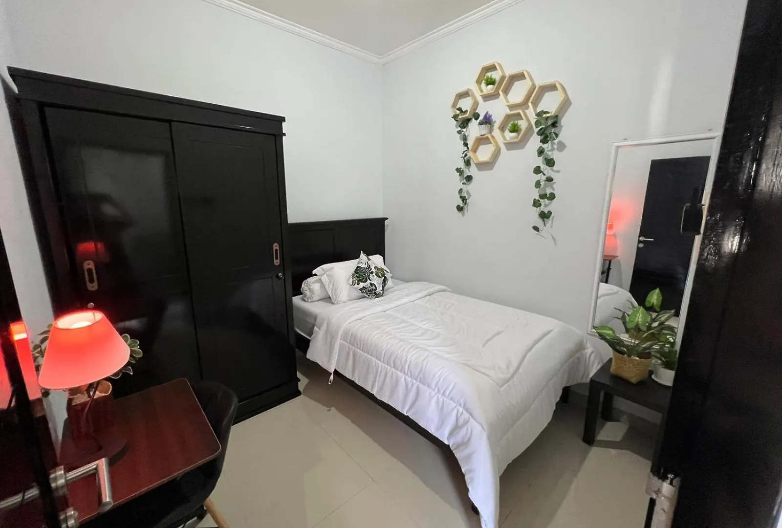 Chandra'S House Pesanggaran 0*,  إندونيسيا